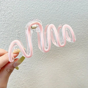 Pinza para el pelo acrílica ondulada elegante en color rosa pastel